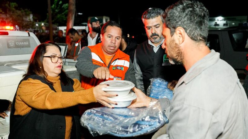 Pessoas em situação de rua de sete pontos de Cuiabá são atendidos com cobertores e marmitas