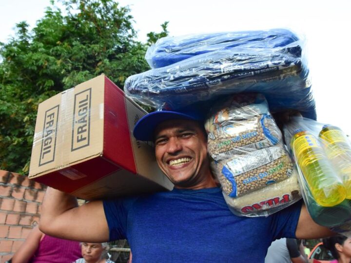 Governo de MT entrega cestas de alimentos e brinquedos a famílias de Sinop