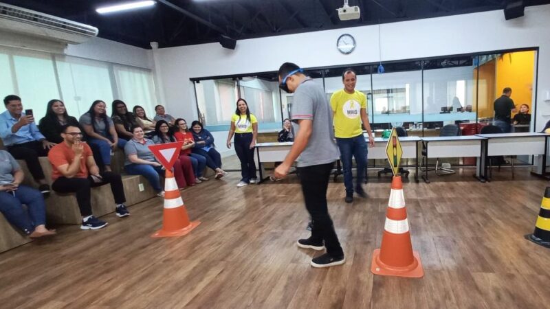 Detran realiza ação educativa em rede de postos de combustível como parte da campanha Maio Amarelo