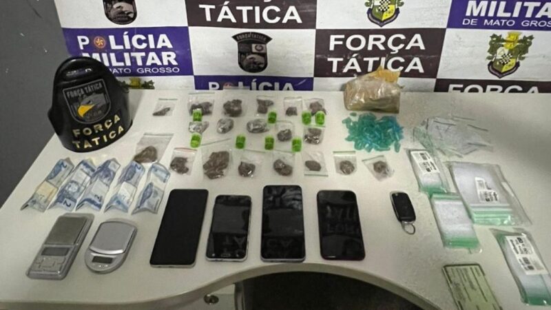 Força Tática conduz quatro pessoas por tráfico de drogas e recupera veículo roubado