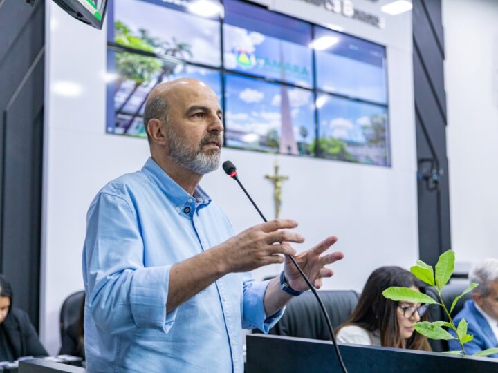 Secretário assegura entrega de 100% dos uniformes e kits escolares este mês